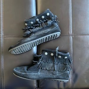 Minnetonka black size 10